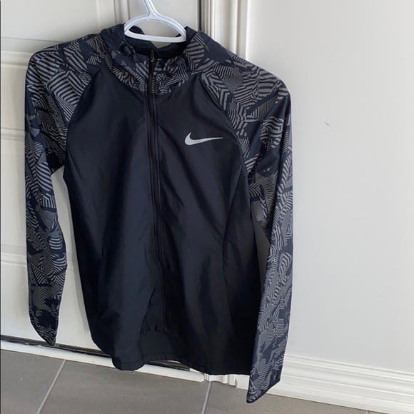 NIKE Windbreaker Jacket - Picture 3 of 8